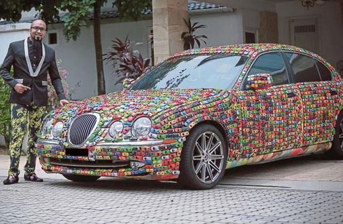 رجل أعمال ماليزي يغطي سيارته بـ4000 سيارة لعبة